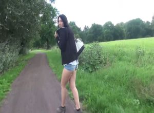 Прокатил молодую брюнетку на велике и трахнул её у себя дома